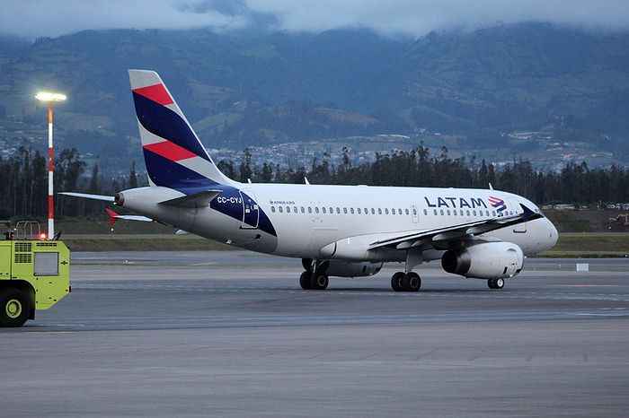 Fitch rebaja calificación de aerolíneas Latam Airlines, Azul y Gol